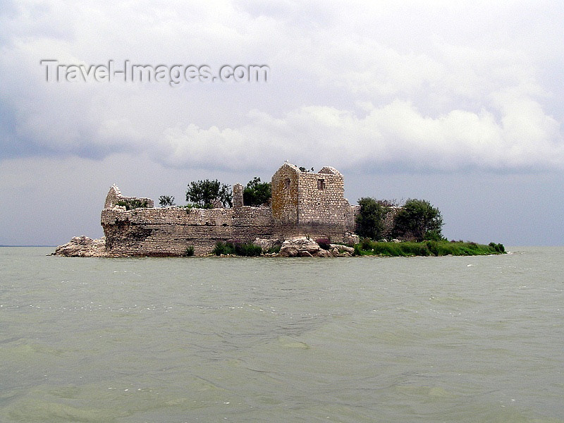 montenegro80: Montenegro - Crna Gora - Skadar lake: fortress on island - Grmozur islet - Montenegrin Alcatraz - photo by J.Kaman - (c) Travel-Images.com - Stock Photography agency - Image Bank