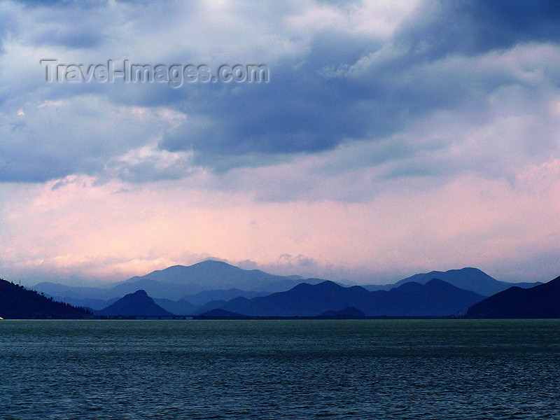 montenegro81: Montenegro - Crna Gora - Skadar Lake: curves and colours - photo by J.Kaman - (c) Travel-Images.com - Stock Photography agency - Image Bank