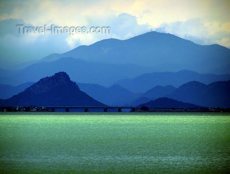 montenegro82: Montenegro - Crna Gora - Skadar Lake: curves and colours - Skadarsko jezero / Lake Shkodër / Lake Shkodra / Liqeni i Shkodrës / Lago di Scutari - nacionalni park - photo by J.Kaman - (c) Travel-Images.com - Stock Photography agency - Image Bank