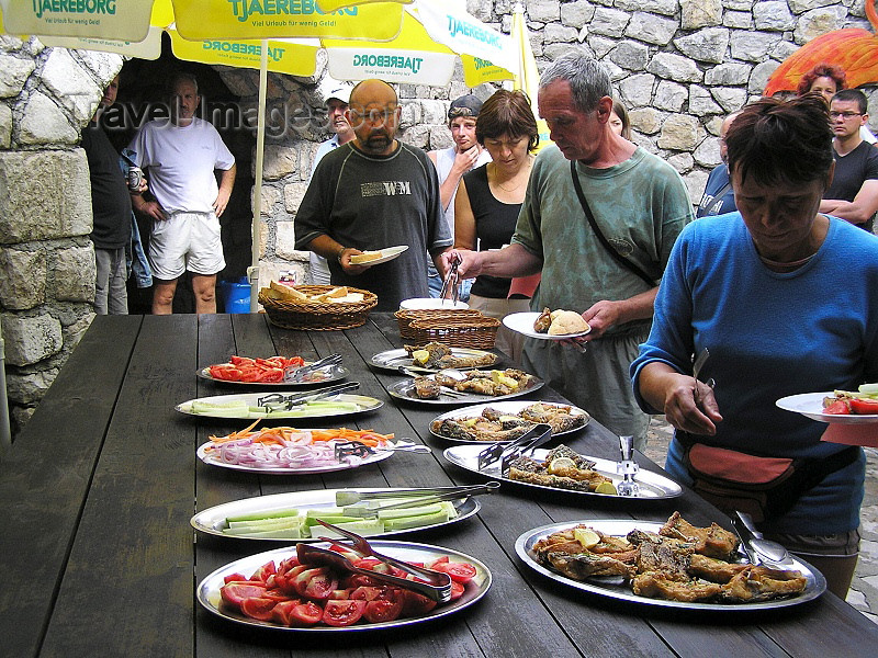 montenegro83: Montenegro - Crna Gora - Skadar lake: fish picnic - photo by J.Kaman - (c) Travel-Images.com - Stock Photography agency - Image Bank