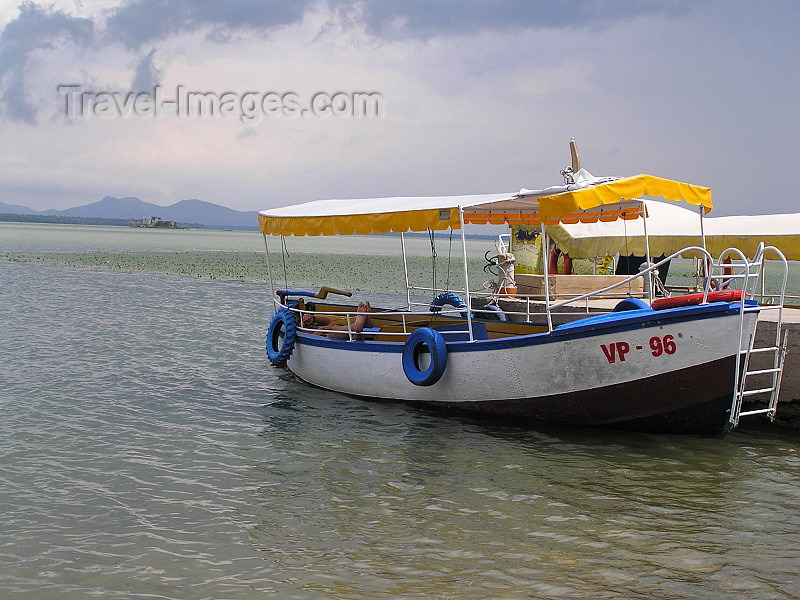 montenegro84: Montenegro - Crna Gora - Skadar Lake: boat - Skadarsko jezero / Lake Shkodër / Lake Shkodra / Liqeni i Shkodrës / Lago di Scutari - photo by J.Kaman - (c) Travel-Images.com - Stock Photography agency - Image Bank