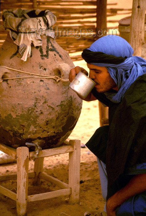moroc121: Morocco / Maroc - Merzouga: a sip of water - photo by F.Rigaud - (c) Travel-Images.com - Stock Photography agency - Image Bank