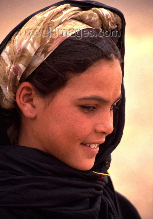 moroc127: Morocco / Maroc - Merzouga: girl - photo by F.Rigaud - (c) Travel-Images.com - Stock Photography agency - Image Bank