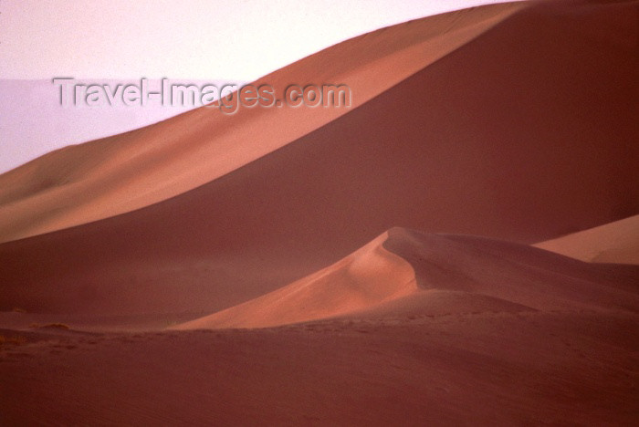 moroc136: Morocco / Maroc - Tinfou (Souss Massa-Draa region): dunes - photo by F.Rigaud - (c) Travel-Images.com - Stock Photography agency - Image Bank