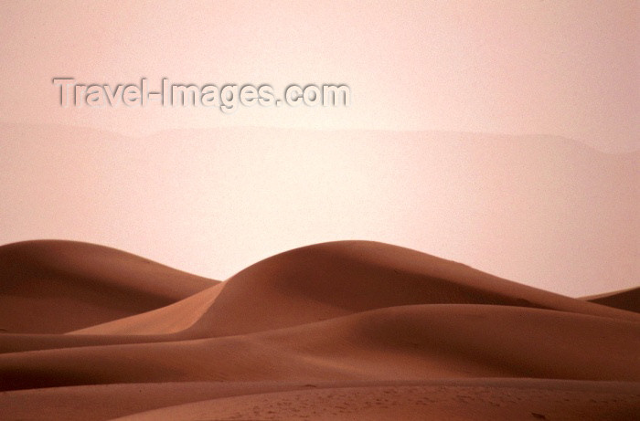 moroc137: Morocco / Maroc - Tinfou: dunes and colurless sky - photo by F.Rigaud - (c) Travel-Images.com - Stock Photography agency - Image Bank