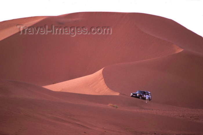 moroc139: Morocco / Maroc - Tinfou: a 4 WD struggles in the dunes - photo by F.Rigaud - (c) Travel-Images.com - Stock Photography agency - Image Bank