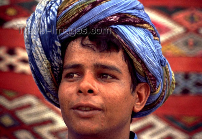 moroc143: Morocco / Maroc - Zagora (Souss Massa-Draa): man in a turban - photo by F.Rigaud - (c) Travel-Images.com - Stock Photography agency - Image Bank