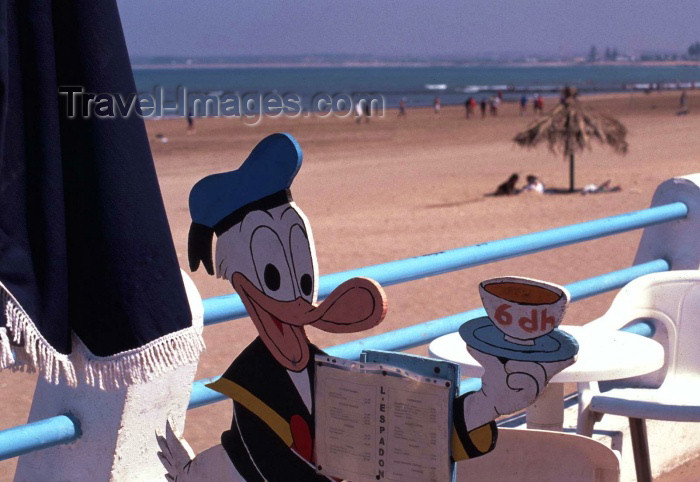 moroc148: Morocco / Maroc - Mazagão / El Djadida: Donald duck on the beach / praia - photo by F.Rigaud - (c) Travel-Images.com - Stock Photography agency - Image Bank