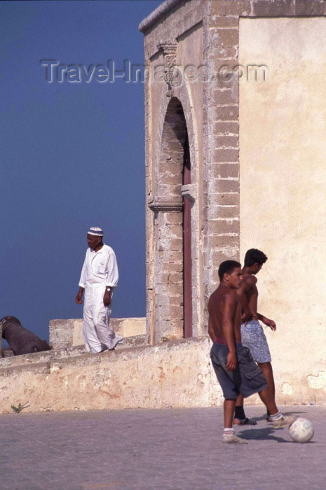 moroc149: Morocco / Maroc - Mazagão / El Djadida: Portuguese castle - soccer game / jogo de futebol - photo by F.Rigaud - (c) Travel-Images.com - Stock Photography agency - Image Bank