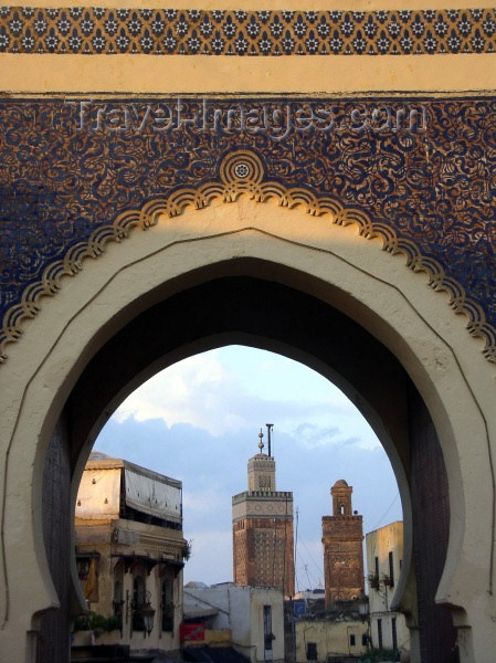 moroc153: Morocco / Maroc - Fez: Bab Boujeloud gate - end of Fez el Jedid, beginning of Fez el Bali - photo by J.Kaman - (c) Travel-Images.com - Stock Photography agency - Image Bank