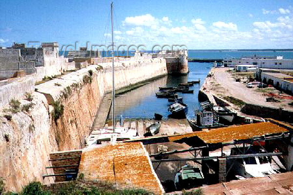 moroc16: Morocco / Maroc - Mazagão / El-Djadida: Northern Ramparts of the Portuguese fort seen from the Holy Spirit bastion  / Catelo Português - muralhas do lado norte, vistas do baluarte do Espirito Santo - photo by B.Cloutier - (c) Travel-Images.com - Stock Photography agency - Image Bank