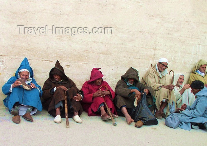 moroc168: Morocco / Maroc - Fez: colours - men in jallabas against a wall - photo by J.Kaman - (c) Travel-Images.com - Stock Photography agency - Image Bank