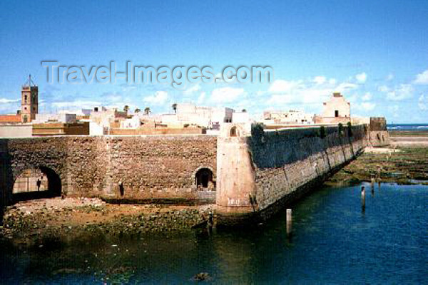 moroc17: Morocco / Maroc - Mazagão / El-Djadida / Al Jadida: Portuguese castle - seaward ramparts, sea gate and the chappel of St Sebastian / Castelo Português - Porta do Mar, cortina, baluarte de São Sebastião e a capela de São Sebastião- photo by B.Cloutier  - (c) Travel-Images.com - Stock Photography agency - Image Bank