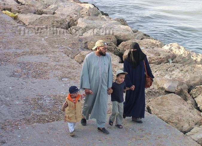 moroc173: Morocco / Maroc - Mogador / Essaouira: Islamic family on the pier - photo by J.Kaman - (c) Travel-Images.com - Stock Photography agency - Image Bank