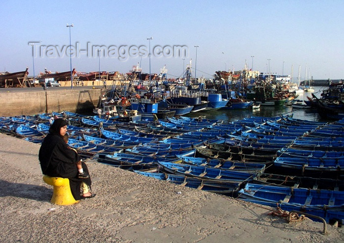 moroc177: Morocco / Maroc - Mogador / Essaouira: womam waiting for the fishermen's return - photo by J.Kaman - (c) Travel-Images.com - Stock Photography agency - Image Bank