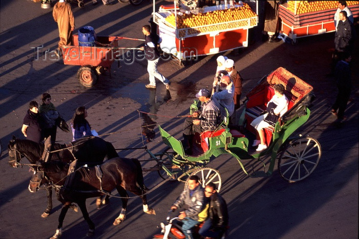 moroc20: Morocco / Maroc - Marrakesh: tourists in a caleche - photo by F.Rigaud - (c) Travel-Images.com - Stock Photography agency - Image Bank