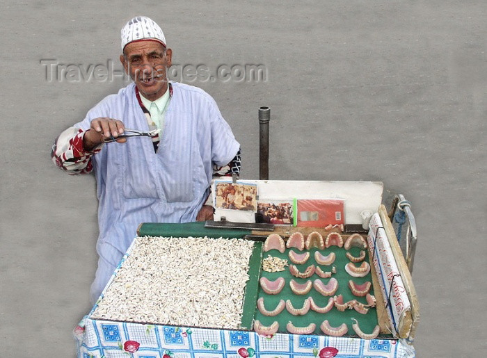 moroc207: Morocco / Maroc - Marrakesh: al fresco dentist - photo by J.Kaman - (c) Travel-Images.com - Stock Photography agency - Image Bank