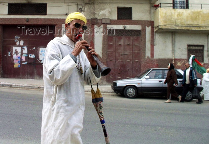 moroc257: Morocco / Maroc - Meknes: street musician - photo by J.Kaman - (c) Travel-Images.com - Stock Photography agency - Image Bank