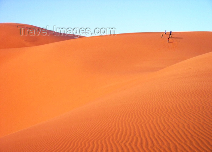 moroc275: Morocco / Maroc - Erg Chebbi: dunes of the Sahara desert - dots in the emptiness - photo by J.Kaman - (c) Travel-Images.com - Stock Photography agency - Image Bank
