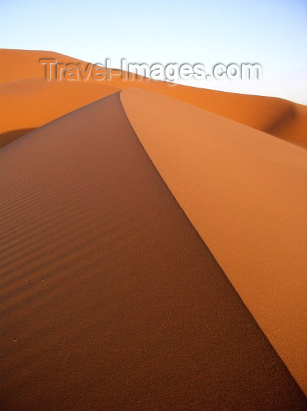 moroc277: Morocco / Maroc - Erg Chebbi: dunes of the Sahara desert - perfect ridge - photo by J.Kaman - (c) Travel-Images.com - Stock Photography agency - Image Bank