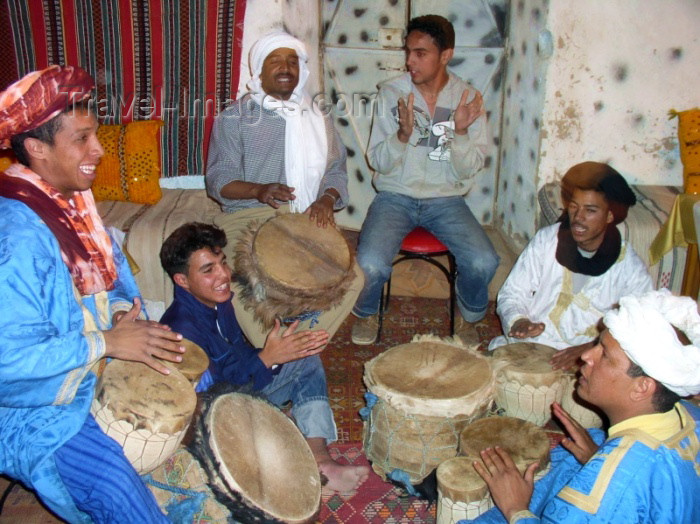 moroc282: Morocco / Maroc - Merzouga: Berber musicians - photo by J.Kaman - (c) Travel-Images.com - Stock Photography agency - Image Bank