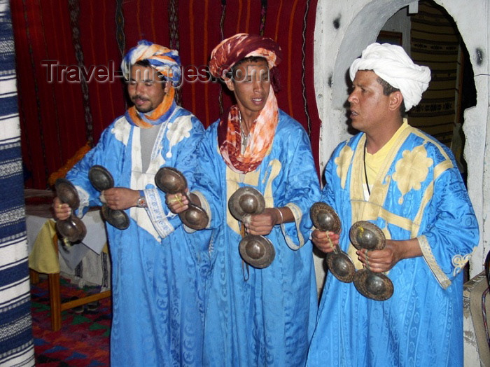 moroc283: Morocco / Maroc - Merzouga: Qarkabeb Moroccan Castanets - Berber trio in djellabas - photo by J.Kaman - (c) Travel-Images.com - Stock Photography agency - Image Bank
