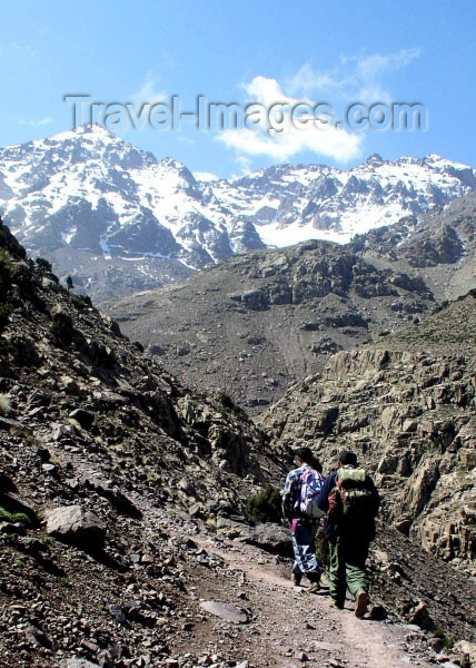 moroc302: Morocco / Maroc - Atlas mountains: hikers - photo by J.Kaman - (c) Travel-Images.com - Stock Photography agency - Image Bank