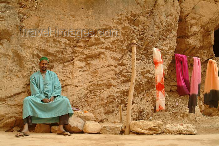 moroc329: Morocco / Maroc - Todra gorge: selling sarongs - photo by J.Banks - (c) Travel-Images.com - Stock Photography agency - Image Bank