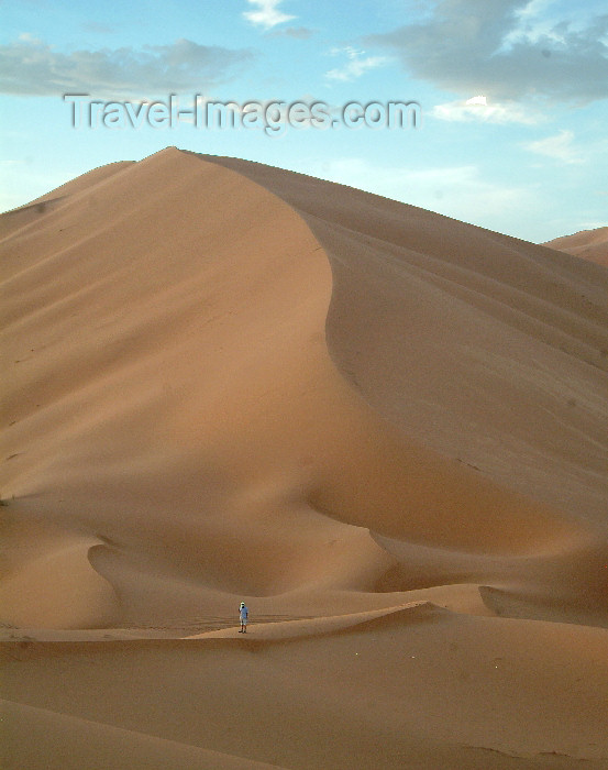 moroc334: Morocco / Maroc - Erg Chebbi: scale - dune and man - desert - photo by J.Banks - (c) Travel-Images.com - Stock Photography agency - Image Bank