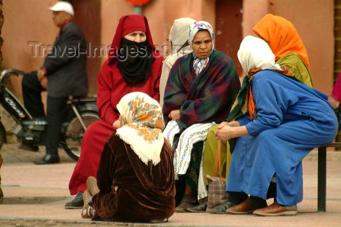 moroc352: Morocco / Maroc - Marrakesh: local gossip - women - photo by J.Banks - (c) Travel-Images.com - Stock Photography agency - Image Bank