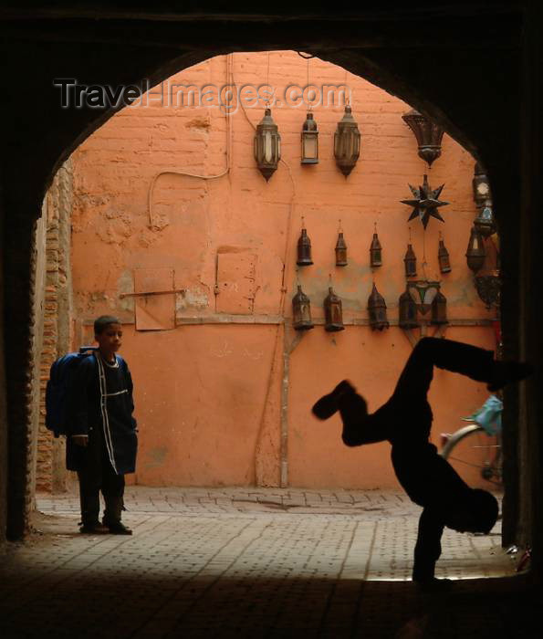 moroc353: Morocco / Maroc - Marrakesh: kids playing - photo by J.Banks - (c) Travel-Images.com - Stock Photography agency - Image Bank