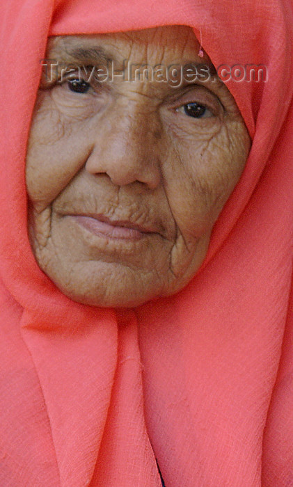 moroc364: Morocco / Maroc - the bread lady - pink headscarf - photo by J.Banks - (c) Travel-Images.com - Stock Photography agency - Image Bank