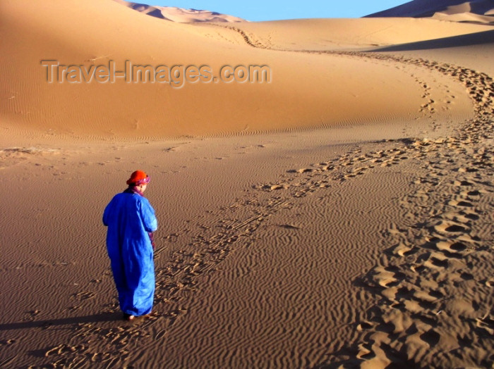moroc367: Morocco / Maroc - Erg Chebbi: path in the Sahara - photo by J.Kaman - (c) Travel-Images.com - Stock Photography agency - Image Bank