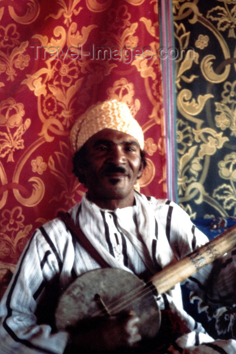 moroc377: Morocco / Maroc - Marrakesh: musician - photo by C.Abalo - (c) Travel-Images.com - Stock Photography agency - Image Bank