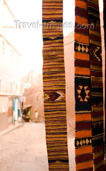 moroc381: Morocco - Ouarzazate: textiles - Berber paterns - photo by M.Ricci - (c) Travel-Images.com - Stock Photography agency - Image Bank
