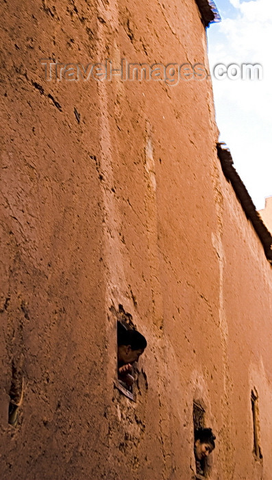 moroc382: Morocco - Ouarzazate: heads and windows in the casbah - photo by M.Ricci - (c) Travel-Images.com - Stock Photography agency - Image Bank