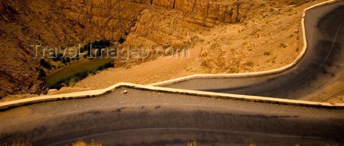 moroc389: Morocco - Dades Gorge / Gorge du Dades: mountain road - photo by M.Ricci - (c) Travel-Images.com - Stock Photography agency - Image Bank