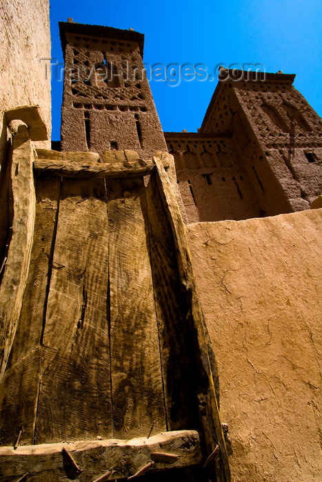 moroc397: Morocco - Skoura: modest door on a towering facade- photo by M.Ricci - (c) Travel-Images.com - Stock Photography agency - Image Bank