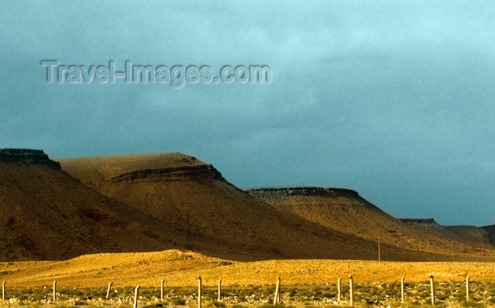 moroc399: Morocco - Tineghir / Tinerhir: along the valley - photo by M.Ricci - (c) Travel-Images.com - Stock Photography agency - Image Bank