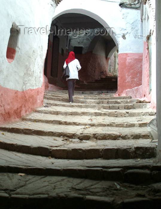 moroc4: Morocco / Maroc /  Titawin - Tétouan: girl in the Medina - arch and stairs - Unesco world heritage - photo by J.Banks - (c) Travel-Images.com - Stock Photography agency - Image Bank