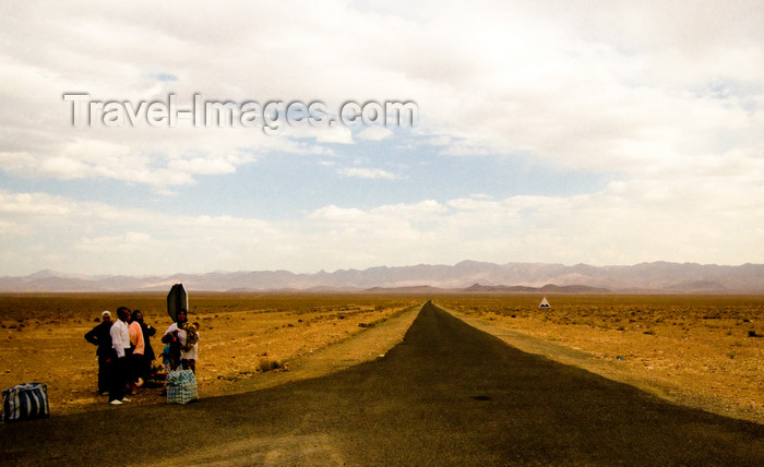 moroc402: Morocco - Tineghir: route 66, Moroccan way - photo by M.Ricci - (c) Travel-Images.com - Stock Photography agency - Image Bank