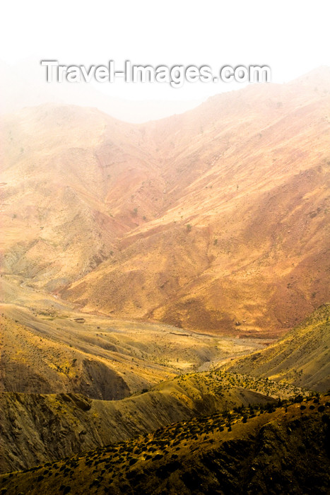 moroc404: Morocco - Tiz-n-Tichka pass - Atlas Mountains: misty day - photo by M.Ricci - (c) Travel-Images.com - Stock Photography agency - Image Bank