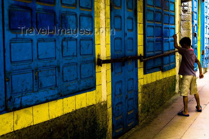 moroc407: Morocco - Essaouira: blue alley - photo by M.Ricci - (c) Travel-Images.com - Stock Photography agency - Image Bank