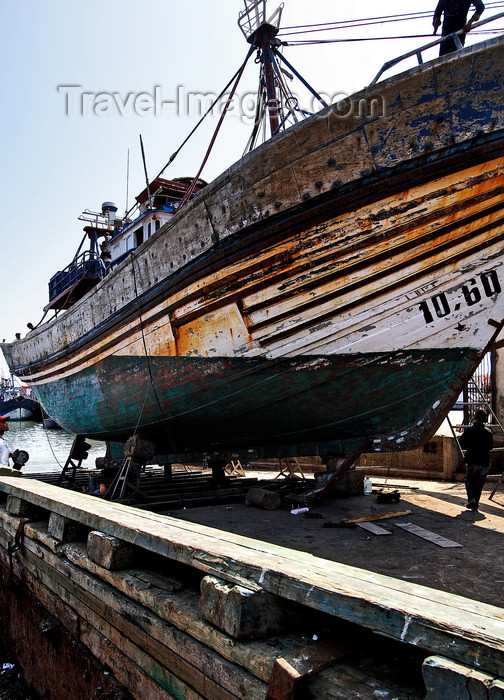 moroc417: Morocco - Essaouira: port - trawler undergoing repairs - photo by M.Ricci - (c) Travel-Images.com - Stock Photography agency - Image Bank