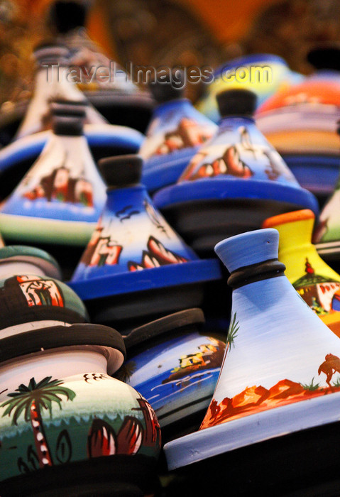 moroc423: Morocco - :arrakech: Place Jemaa el-Fna - Moroccan pottery - tajines - photo by M.Ricci - (c) Travel-Images.com - Stock Photography agency - Image Bank