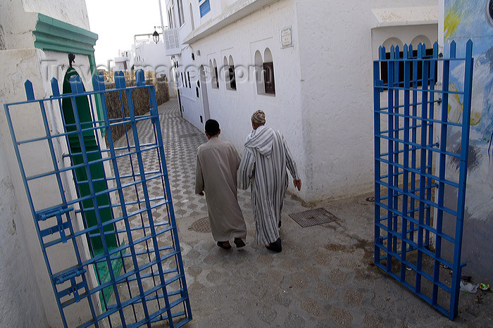 moroc440: Asilah / Arzila, Morocco - men walking streets of Medina - photo by Sandia - (c) Travel-Images.com - Stock Photography agency - Image Bank