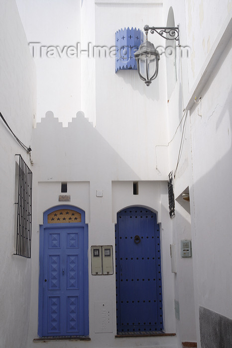 moroc441: Asilah / Arzila, Morocco - blue doors on whitewashed houses - photo by Sandia - (c) Travel-Images.com - Stock Photography agency - Image Bank