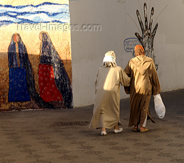 moroc448: Asilah / Arzila, Morocco - real and fictional local women strolling the streets of the medina
 - photo by Sandia - (c) Travel-Images.com - Stock Photography agency - Image Bank