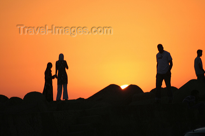 moroc450: Asilah / Arzila, Morocco - popular place for sunset stroll - people silhouettes - photo by Sandia - (c) Travel-Images.com - Stock Photography agency - Image Bank