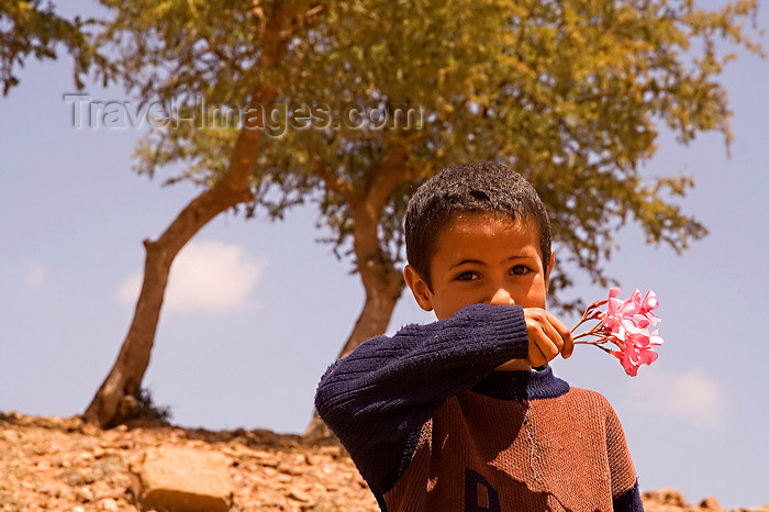moroc458: Small Sahara, Morocco: Berber boy trying to sell flowers - photo by Sandia - (c) Travel-Images.com - Stock Photography agency - Image Bank